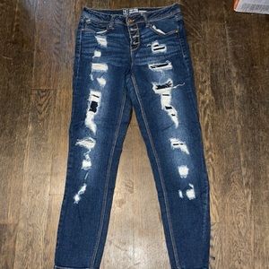 Mid rise relax, skinny jeans.